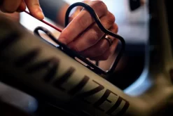 SILCA, Flaschenhalter Sicuro Titanium, Black Cerakote Edition -Fahrradzubehör Geschäft cerakote black installation sw 1800x1800 1